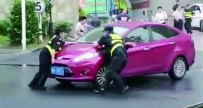 常州一業主闖杆逃費 開車頂著保安跑出百餘米